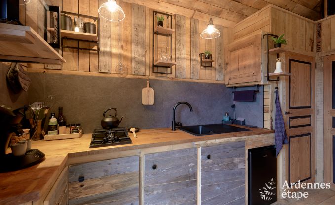 Romantisches Chalet Doische: handgefertigt, Holzofen, privater Garten, geeignet f�r 2 Personen