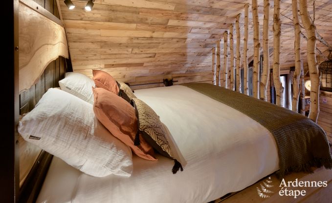 Romantisches Chalet Doische: handgefertigt, Holzofen, privater Garten, geeignet f�r 2 Personen