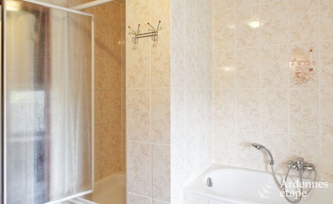 Ferienhaus in Durbuy: 32 Personen, 12 Schlafzimmer, privater Garten, Herz der belgischen Ardennen