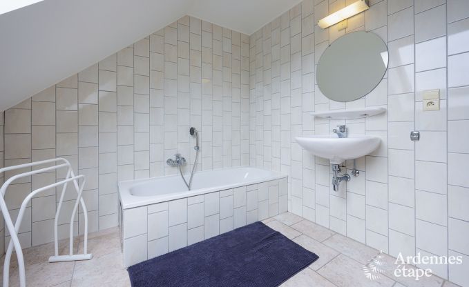 Gerumiges Ferienhaus in Ereze mit Schwimmbad und Fitnessraum fr 38 Sportler