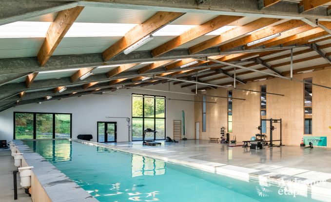 Gerumiges Ferienhaus in Ereze mit Schwimmbad und Fitnessraum fr 38 Sportler