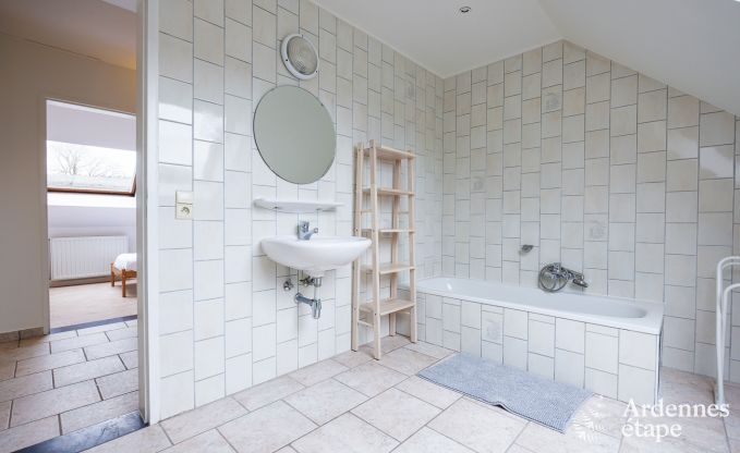 Gerumiges Ferienhaus in Ereze mit Schwimmbad und Fitnessraum fr 38 Sportler