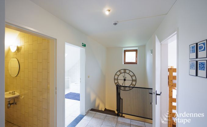 Gerumiges Ferienhaus in Ereze mit Schwimmbad und Fitnessraum fr 38 Sportler