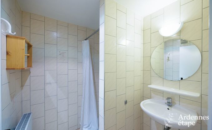 Gerumiges Ferienhaus in Ereze mit Schwimmbad und Fitnessraum fr 38 Sportler