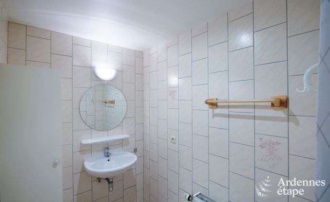 Gerumiges Ferienhaus in Ereze mit Schwimmbad und Fitnessraum fr 38 Sportler