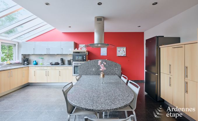 Charmantes Ferienhaus f�r 6 Personen in Han-sur-Lesse mit privater Terrasse am Wasser