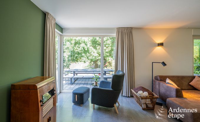 Gerumiges Ferienhaus in Houyet fr 12 Personen mit 5 Schlafzimmern, groem Spielbereich und privater Terrasse