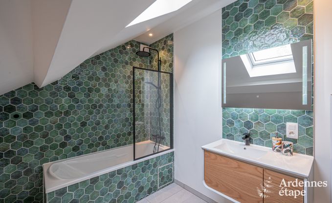 Gerumiges Ferienhaus fr 12 Personen mit 4 Schlafzimmern, 3 Badezimmern, Jacuzzi, Spielzimmer und Garten