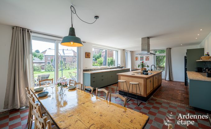 Gerumiges Ferienhaus fr 12 Personen mit 4 Schlafzimmern, 3 Badezimmern, Jacuzzi, Spielzimmer und Garten