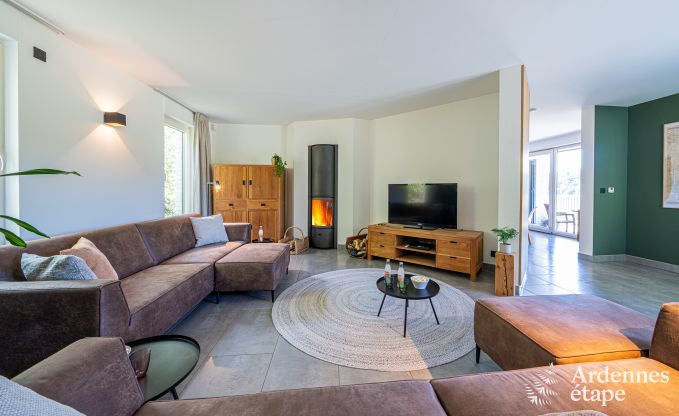 Gerumiges Ferienhaus in Houyet fr 12 Personen mit 5 Schlafzimmern, groem Spielbereich und privater Terrasse