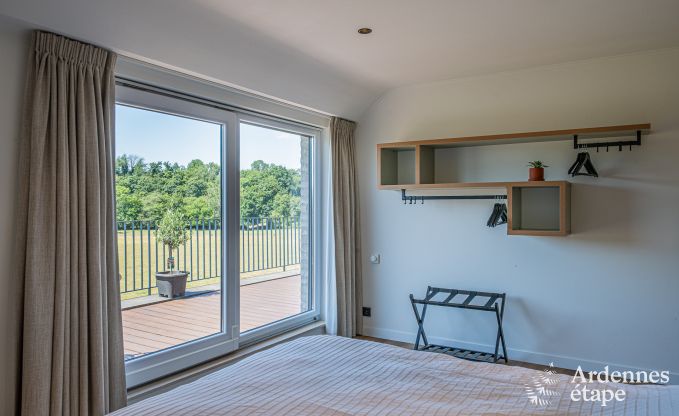 Gerumiges Ferienhaus in Houyet fr 12 Personen mit 5 Schlafzimmern, groem Spielbereich und privater Terrasse