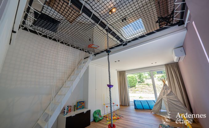 Gerumiges Ferienhaus in Houyet fr 12 Personen mit 5 Schlafzimmern, groem Spielbereich und privater Terrasse