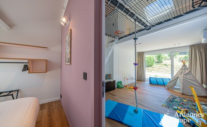 Gerumiges Ferienhaus in Houyet fr 12 Personen mit 5 Schlafzimmern, groem Spielbereich und privater Terrasse