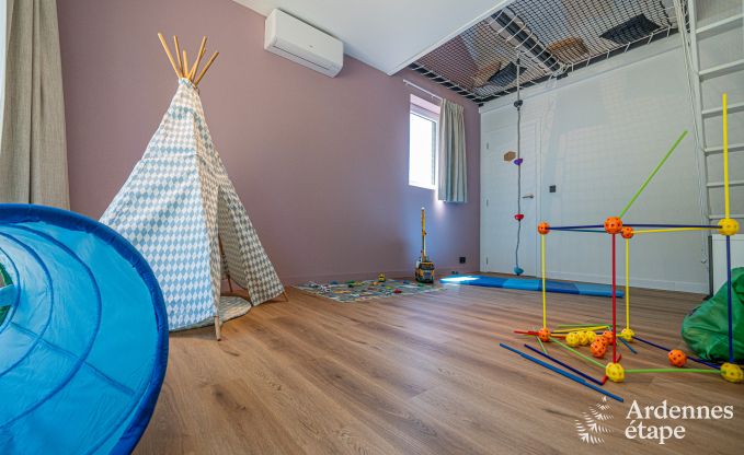 Gerumiges Ferienhaus in Houyet fr 12 Personen mit 5 Schlafzimmern, groem Spielbereich und privater Terrasse