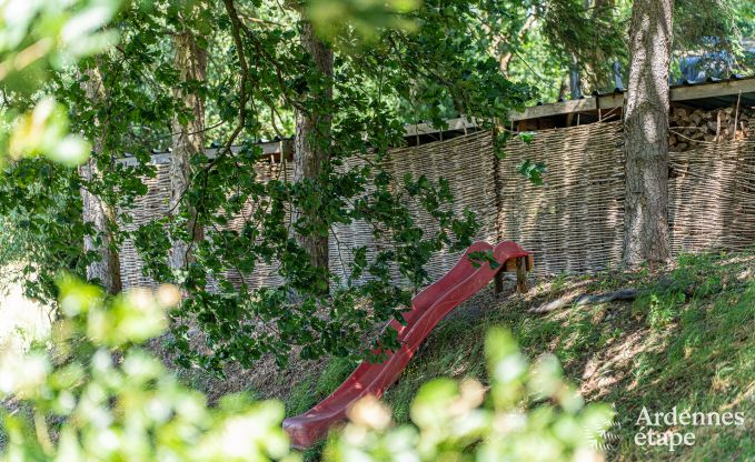 Gerumiges Ferienhaus in Houyet fr 12 Personen mit 5 Schlafzimmern, groem Spielbereich und privater Terrasse