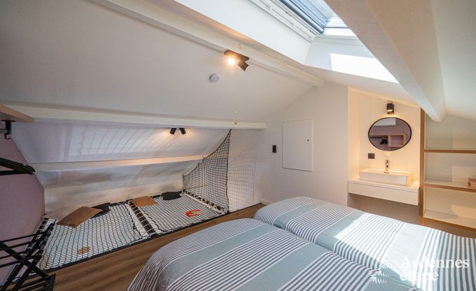 Gerumiges Ferienhaus in Houyet fr 12 Personen mit 5 Schlafzimmern, groem Spielbereich und privater Terrasse