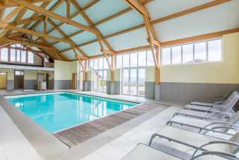 Ferienhaus mit Schwimmbad und Spielsaal fr 34 Personen in La Roche