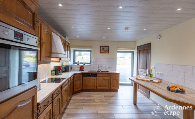 Ger�umiges Ferienhaus in Libramont f�r 22 Personen mit 9 Schlafzimmern, 8 Badezimmern, Jacuzzi, Sauna, Spielzimmer und Privatgarten