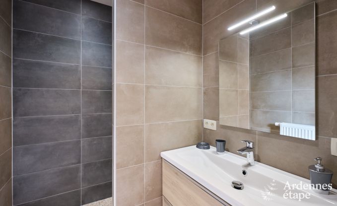 Ger�umiges Ferienhaus in Libramont f�r 22 Personen mit 9 Schlafzimmern, 8 Badezimmern, Jacuzzi, Sauna, Spielzimmer und Privatgarten