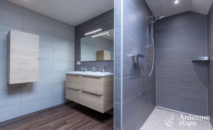 Ger�umiges Ferienhaus in Libramont f�r 22 Personen mit 9 Schlafzimmern, 8 Badezimmern, Jacuzzi, Sauna, Spielzimmer und Privatgarten