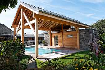 Ferienhaus in altem Bauernhaus mit Schwimmbad und Wellness in Lierneux