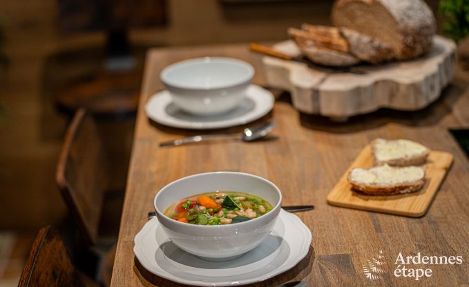 Charmantes Ferienhaus in Manhay fr 8 Personen, mit beheiztem Auenpool, privatem Teich und Fahrradgarage am Waldrand