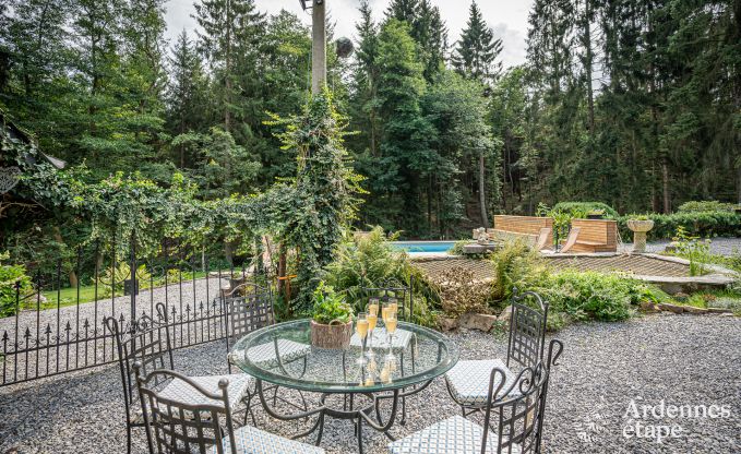 Charmantes Ferienhaus in Manhay fr 8 Personen, mit beheiztem Auenpool, privatem Teich und Fahrradgarage am Waldrand