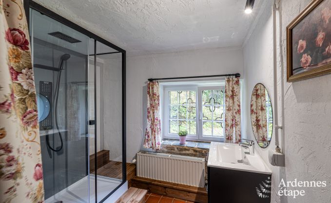 Charmantes Ferienhaus in Manhay fr 8 Personen, mit beheiztem Auenpool, privatem Teich und Fahrradgarage am Waldrand