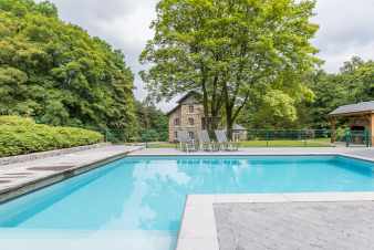 Luxusvilla mit Swimmingpool im Garten und Spielsaal in Manhay
