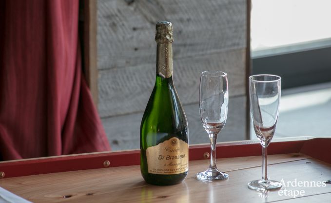 Romantisches Chalet am Wasser f�r 2 Personen in Momignies