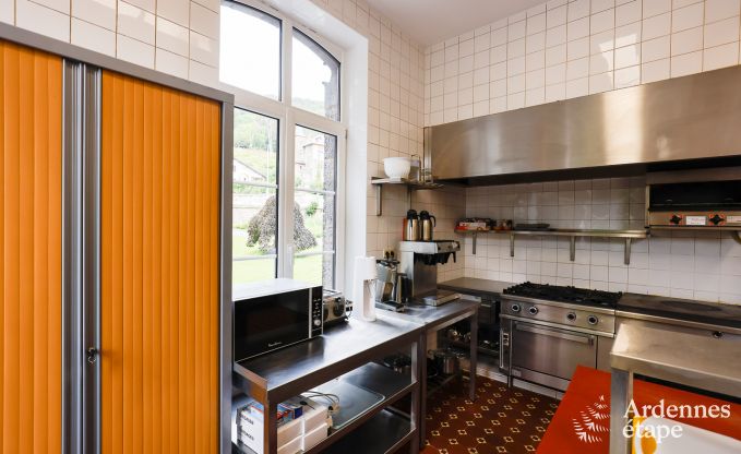 Gerumige Villa am Wasser in Namur fr 25 Personen mit 8 Schlaf- und Badezimmern, Privatgarten und professionell ausgestatteter Kche