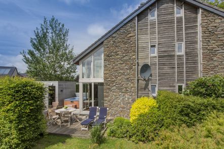 Komfortables Ferienhaus mit Wellnessbereich und Garten in Ovifat