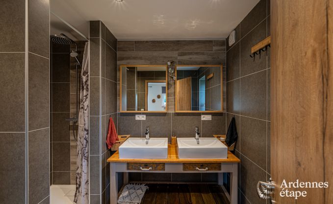 Gemtliches Ferienhaus in Paliseul mit Whirlpool, geeignet fr Gruppen und Familien, umgeben von Natur