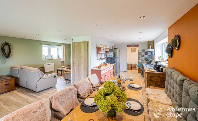 Gemtliches Ferienhaus in Paliseul mit Whirlpool, geeignet fr Gruppen und Familien, umgeben von Natur