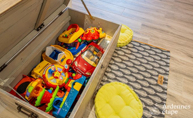 Gemtliches Ferienhaus in Paliseul mit Whirlpool, geeignet fr Gruppen und Familien, umgeben von Natur