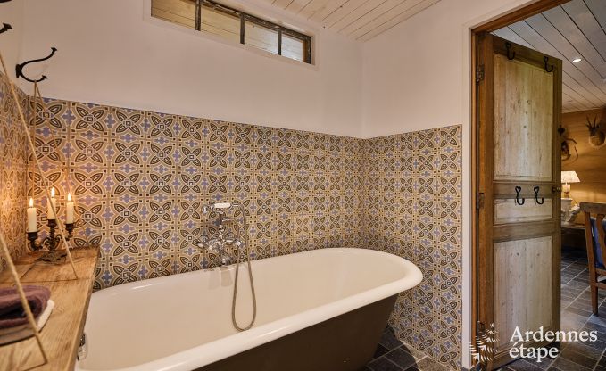 Gem�tliches Ferienhaus f�r 4 Personen in Redu mit Tankuzzi (Whirlpool), �berdachter Terrasse und Privatgarten