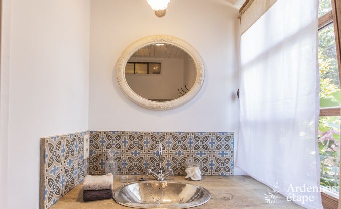 Gem�tliches Ferienhaus f�r 4 Personen in Redu mit Tankuzzi (Whirlpool), �berdachter Terrasse und Privatgarten