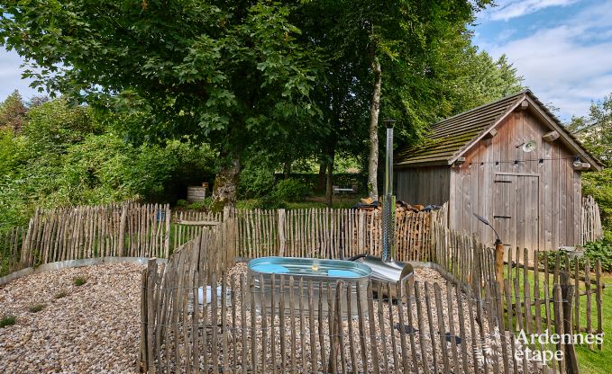 Gem�tliches Ferienhaus f�r 4 Personen in Redu mit Tankuzzi (Whirlpool), �berdachter Terrasse und Privatgarten