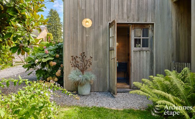 Gem�tliches Ferienhaus f�r 4 Personen in Redu mit Tankuzzi (Whirlpool), �berdachter Terrasse und Privatgarten