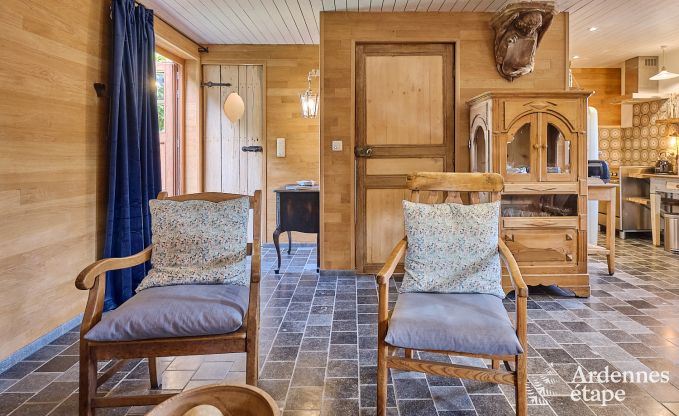 Gem�tliches Ferienhaus f�r 4 Personen in Redu mit Tankuzzi (Whirlpool), �berdachter Terrasse und Privatgarten