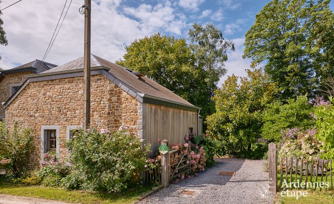 Gem�tliches Ferienhaus f�r 4 Personen in Redu mit Tankuzzi (Whirlpool), �berdachter Terrasse und Privatgarten