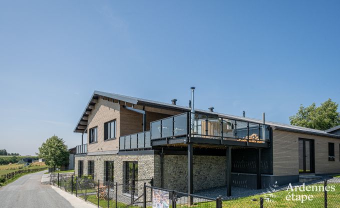 Moderne Villa in Rochehaut: Gerumige Unterkunft fr 12 Personen mit privatem Garten und Whirlpool