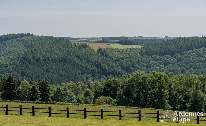 Moderne Villa in Rochehaut: Ger�umige Unterkunft f�r 12 Personen mit privatem Garten und Whirlpool