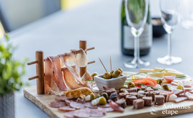 Moderne Villa in Rochehaut: Gerumige Unterkunft fr 12 Personen mit privatem Garten und Whirlpool