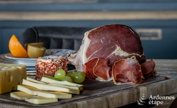 Moderne Villa in Rochehaut: Gerumige Unterkunft fr 12 Personen mit privatem Garten und Whirlpool