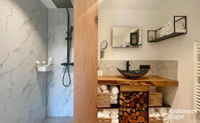 Abgelegenes Chalet am Teich in Saint-Hubert, Ardennen