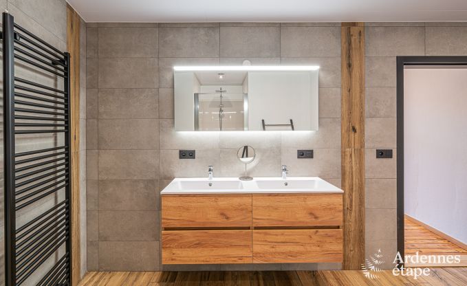 Hundefreundliches Ferienhaus mit Jacuzzi und Holzkohlegrill fr 9 Personen in Saint-Hubert, Ardennen.