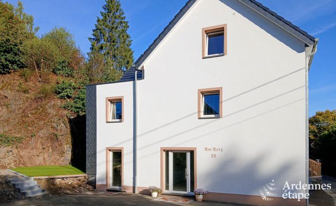 Gerumiges Ferienhaus Saint-Vith fr 23 Personen mit 6 Schlafzimmern, Sauna und groem Garten