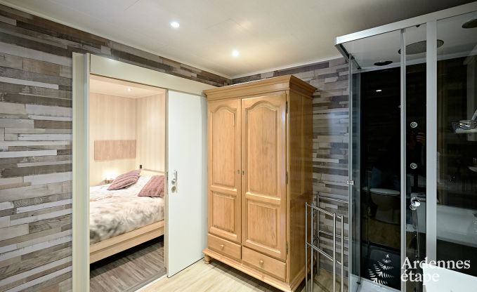 Gerumiges Chalet in Somme-Leuze fr 8 Personen mit 4 Schlafzimmern, 3 Badezimmern, Holzpelletofen und Privatgarten