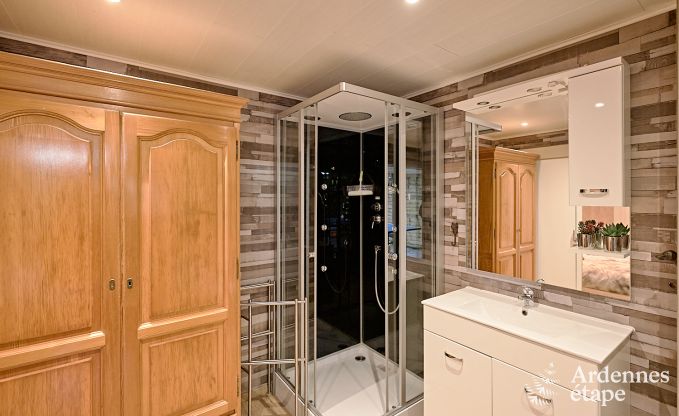 Gerumiges Chalet in Somme-Leuze fr 8 Personen mit 4 Schlafzimmern, 3 Badezimmern, Holzpelletofen und Privatgarten